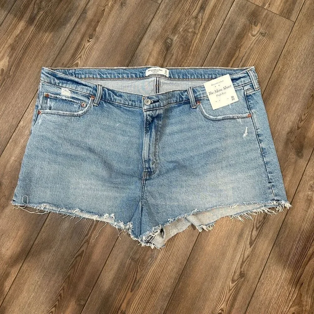 Abercrombie and Fitch, the Mom short size 22